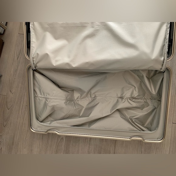 New Hybrid suitcase-trunk w/ telescopic handle, TSA locks & smooth wheels. - Picture 6 of 15